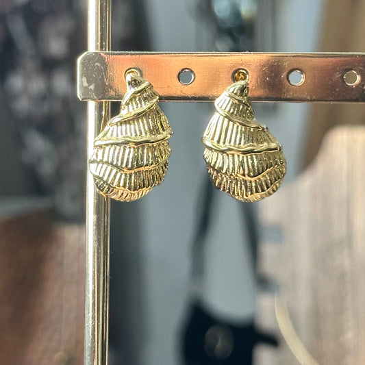 SHELL EARRING